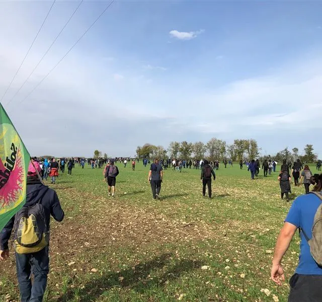 photo retour au champ après avoir tenté de passer par le bourg de sainte-soline.  ©  co - marie delage