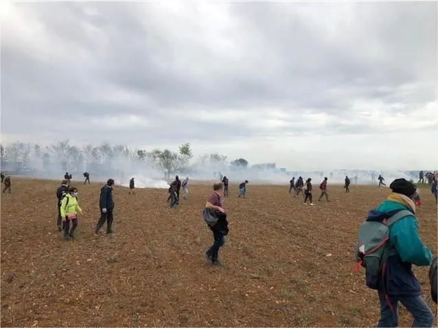 photo les tirs de lacrymogène s’intensifient alors que les manifestants ne sont plus qu’à quelques mètres du chantier.  ©  co - marie delage