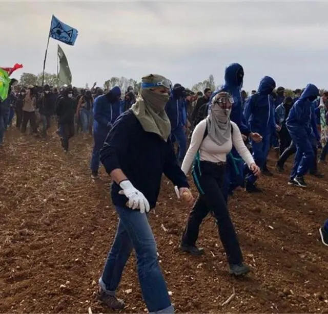 photo certains manifestants avaient pris leurs précautions, en s’équipant soigneusement.  ©  co - marie delage