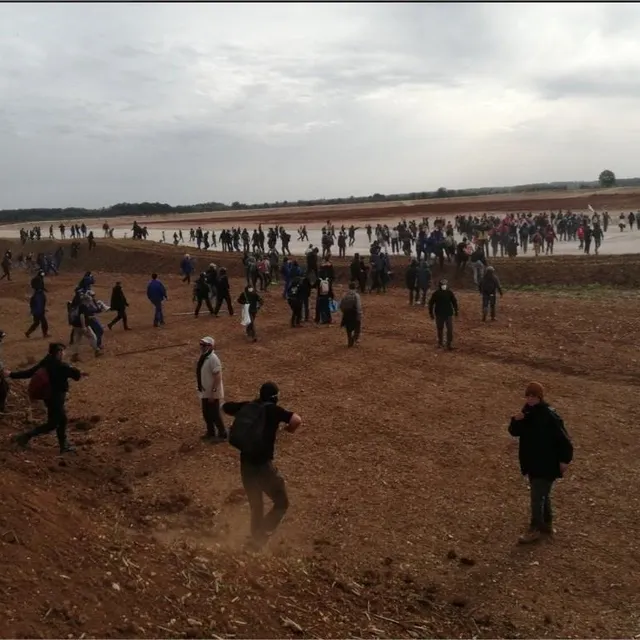 photo les manifestants sont allés jusqu’au « trou » qui stockera l’eau.  ©  co - benoit felace