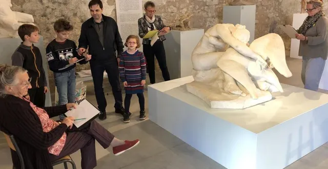 photo  la sculpture « léda et le cygne » de jules-desbois fait l’objet de toutes les attentions des dessinateurs et du professeur nicolas terrasson. 