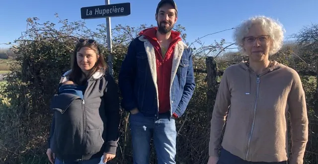 photo  ombeline duval, romain pavisse et leur bébé, aux côtés de chantal, au moment de la signature pour acquérir la propriété.  &copy;  archives le maine libre 