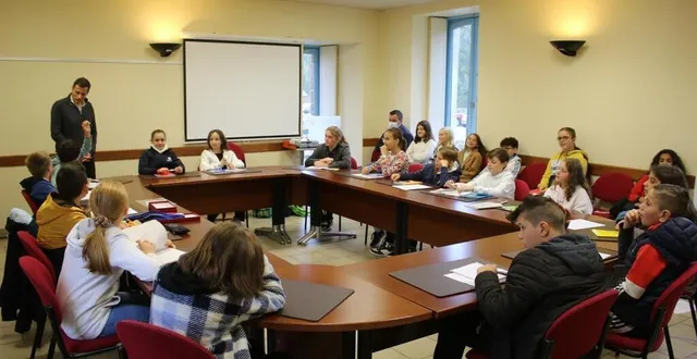 photo  près de 100 collégiens de normandie-maine ont été reçus par le maire denis assier qui leur a expliqué le rôle de la commune.  &copy;  le maine libre 