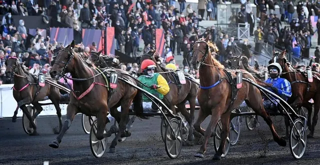 photo  « davidson du pont » drivé par nicolas bazire, en vert et jaune, au prix d’amérique 2022 à l’hippodrome de paris-vincennes.  &copy;  marc ollivier / archives ouest-france 
