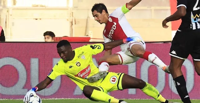 photo  fofana a fait un match consistant, mais ça n’a pas suffi pour angers sco à monaco.  &copy;  afp 