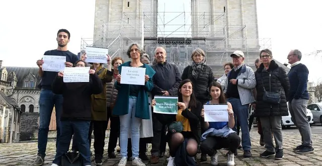 photo  ils étaient une petite trentaine à se rassembler contre les abus sexuels dans l’église ce dimanche 30 octobre devant la cathédrale d’angers.  &copy;  co – michel durigneux 