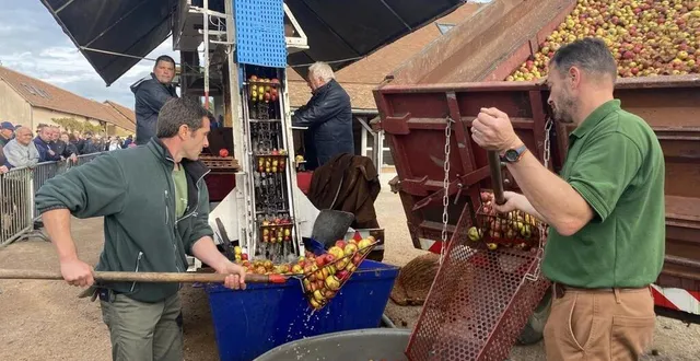 photo  les visiteurs ont pu boire le jus de pomme fraîchement pressé par le pressoir ambulant de l’entreprise louvard, d’aigné, lors de la fête de la pomme et de la châtaigne.  &copy;  le maine libre 