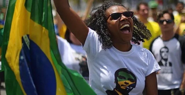 photo  sur cette photo d’archive prise le 22 octobre 2018, un partisan du candidat d’extrême droite à la présidentielle brésilienne jair bolsonaro participe à un rassemblement à copacabana, rio de janeiro, brésil.  &copy;  carl de souza / archive afp 