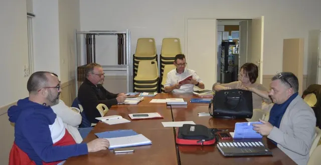 photo  les conseillers municipaux autour du maire sylvain poirrier  &copy;  le maine libre 