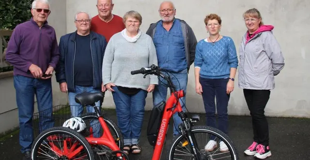 photo  lors de la remise du vélo à nathan.  &copy;  ouest-france 