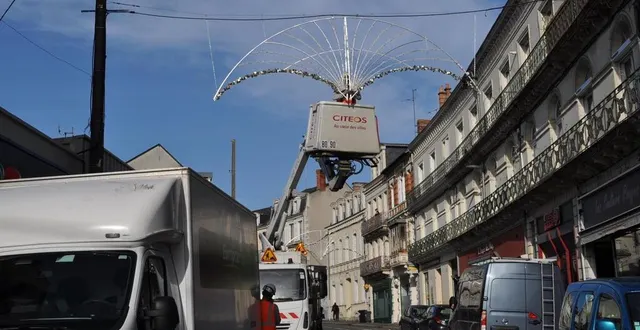 photo  l’équipe de citeos a commencé l’installation des illuminations de noël dans la rue carnot, à sablé.  &copy;  le maine libre 