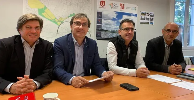 photo  denys wissler, hervé roncière, françois boussard et gilles menant, présidents de communautés de communes et chargés de développement économique, se réjouissent de cette nouvelle.  &copy;  ouest-france 