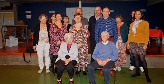 photo  au premier plan, solange legrain et daniel duffay, entourés des conseillers municipaux.  &copy;  ouest-france 