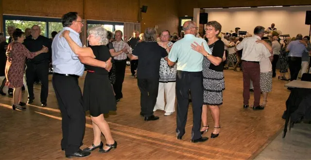 photo  dimanche après-midi, il y avait de l’ambiance à la salle des fêtes.  &copy;  le maine libre 