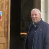photo le maire, serge cailly, devant l’église saint-martin.