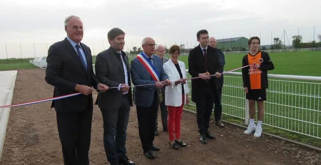 photo  de gauche à droite : christophe de balorre, président du conseil départemental ; jérôme nury, député de l’orne ; patrick claeys, maire de sarceaux ; brigitte gasseau, conseillère départementale ; jacques gréard, ancien maire ; paul bourgeois, directeur de cabinet représentant le préfet et sébastien gourdel, président du district de l’orne football.  &copy;  ouest-france 