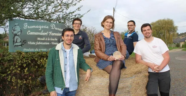 photo  de gauche à droite : corentin bodin (responsable de la fromagerie), françois métivet (apprenti), florence frémont (fromagère), hamadi ayoub (fromager) et thomas guyard (responsable d’exploitation).  &copy;  ouest-france 