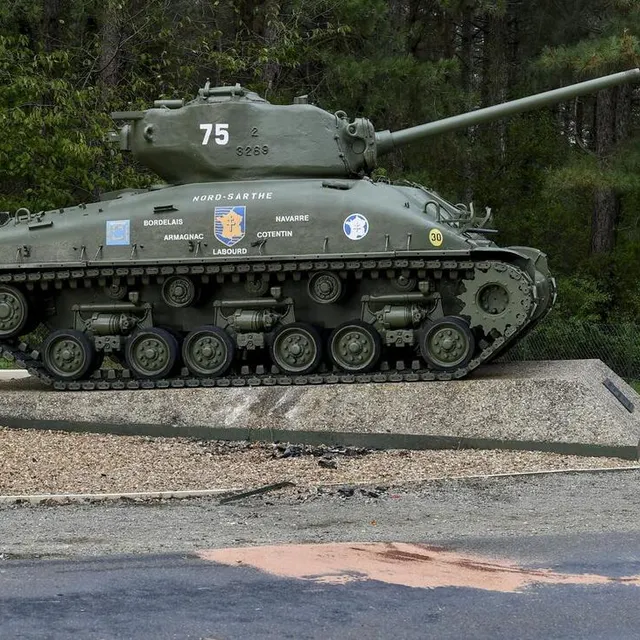 photo le char sherman commémore les affrontements entre la 2e db du général leclerc et l’armée allemande à mézières-sur-ponthouin.  ©  yvon loue