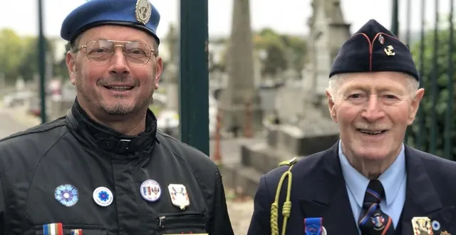photo  yvan lemoine, président du souvenir français de flers (orne) et joseph lhermitte, secrétaire adjoint, ont passé la journée de la toussaint, le 1er novembre 2022, à faire la quête pour le souvenir français au cimetière de flers.  &copy;  ouest-france 