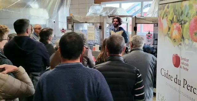 photo  théo plessis le fils des fondateurs, amené à reprendre l’exploitation, explique qu’un bon cidre commence par une bonne taille des pommiers.  &copy;  ouest-france 