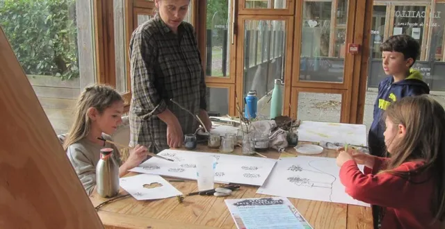 photo  aria, gustave et eugène, avec mathilde legagneur. « la journée est passée très vite. on n’a pas eu le temps de tout expérimenter. je pense que je vais refaire une séance sur ce thème. »  &copy;  ouest-france 