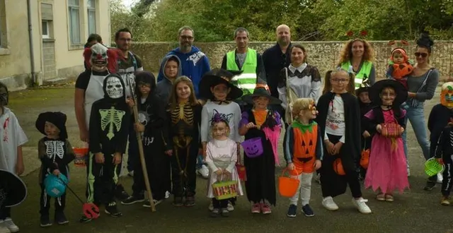 photo  le groupe d’enfants et leurs parents.  &copy;  le maine libre 