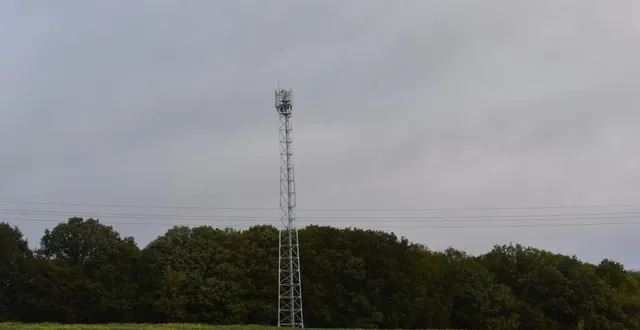 photo  l’antenne relais surplombe le vallon.  &copy;  le maine libre 