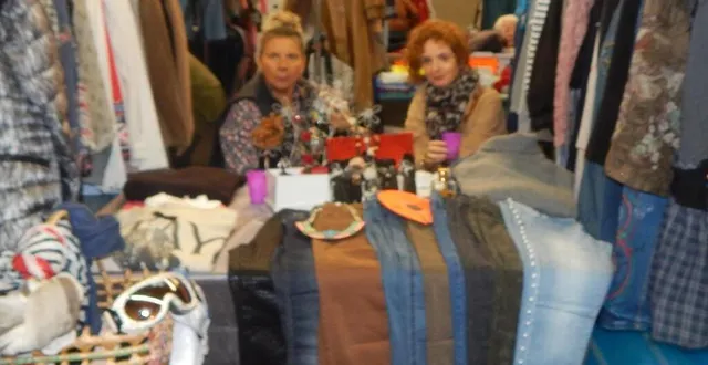 photo  les exposants pouvaient vendre des vêtements, chaussures,bijoux…  &copy;  le maine libre 