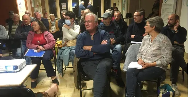 photo  une cinquantaine de personnes sont venues s’informer et débattre sur le projet des futurs entrepôts.  &copy;  le maine libre 