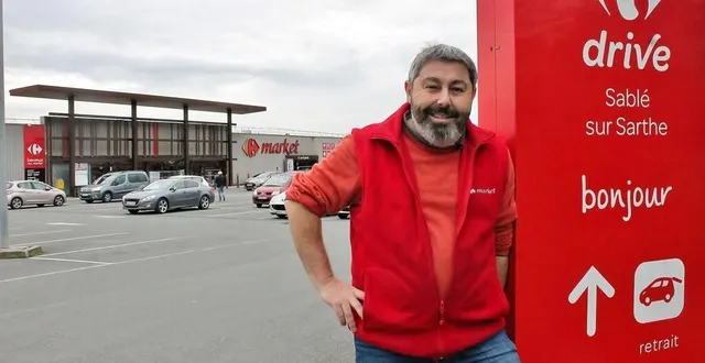 photo  jérôme marchais, mardi 25 octobre 2022, sur le parking du carrefour market dont il est désormais le gérant, à sablé-sur-sarthe.  &copy;  ouest-france 