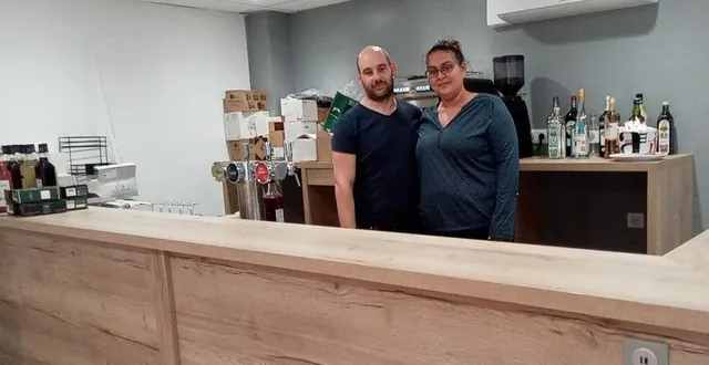 photo  loïc hermandesse et mylène le roux peaufinent les derniers détails avant l’inauguration de leur bar-restaurant le plainais, à la plaine, le vendredi 4 novembre.  &copy;  ouest-france 