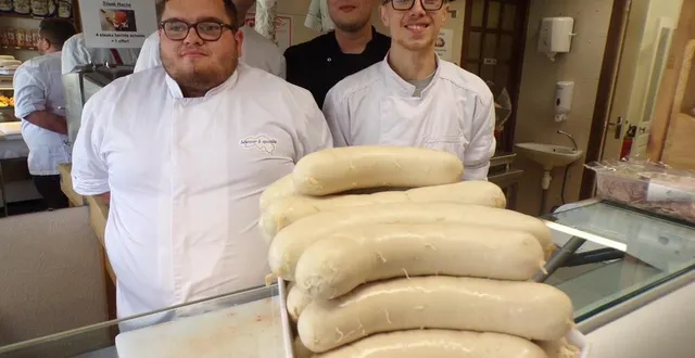photo  guillaume rolland (debout à gauche) partage ses prix avec son équipe, à ses côtés alexis et les deux antoine.  &copy;  ouest-france 