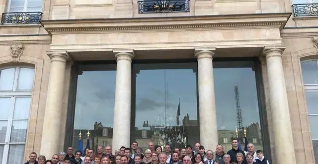 photo  paris, palais de l’élysée, mercredi 2 novembre 2022. la moitié des habitants de la lande-chasles, plus petite commune de maine-et-loire, a visité le palais présidentiel.  &copy;  co 