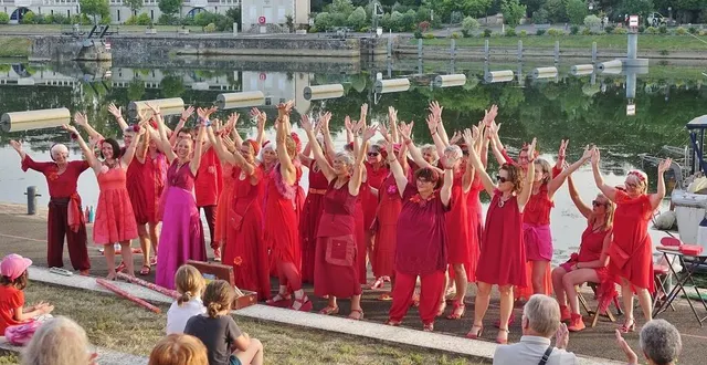 photo  le chœur de femmes les passantes, ici lors de la fête de la musique 2022, à sablé-sur-sarthe.  &copy;  les passantes 