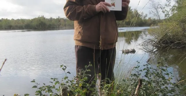 photo  jean-louis hamon, présente, tout frais sorti des eaux, son livre : « au commencement était le marais ».  &copy;  ouest france 