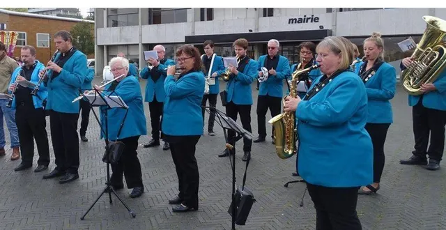 photo  l’aubade interprétée mardi, jour de marché, par l’orchestre allemand de delmenhorst.  &copy;  le maine libre 