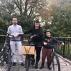 photo  avec leurs vélos, la famille combe-sementzeff fait tous ses déplacements quotidiens ; ils prennent même le train avec ! 