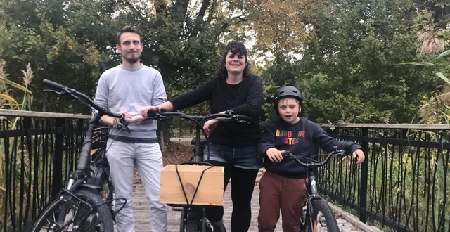 photo  avec leurs vélos, la famille combe-sementzeff fait tous ses déplacements quotidiens ; ils prennent même le train avec !  &copy;  ouest-france 