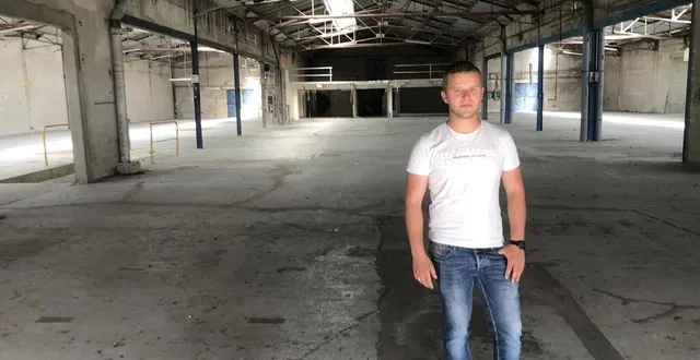 photo  en mai 2022, valentin leroy avait encore des cellules vides dans l’ancienne usine recticel à noyen-sur-sarthe. ce ne sera bientôt plus le cas.  &copy;  ouest-france 