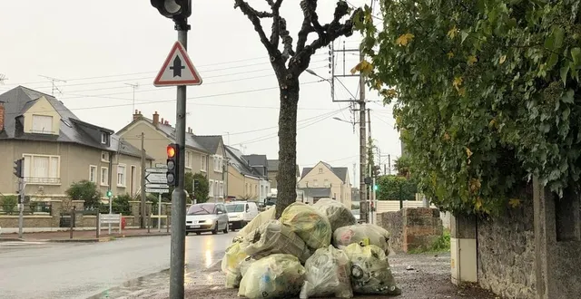 photo  dans la rue saint-denis, les sacs jaunes s’entassent avant une collecte qui n’aura lieu que le vendredi 4 novembre.  &copy;  ouest-france 