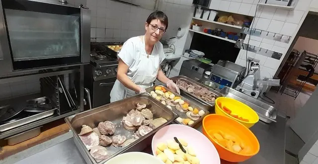 photo  c’est jour de tête de veau, le jeudi, pour nathalie batard, au relax de longué-jumelles. mais l’avenir de la restauration l’inquiète. de cinq salariées, elle est déjà passée à une, sa fille.  &copy;  co 
