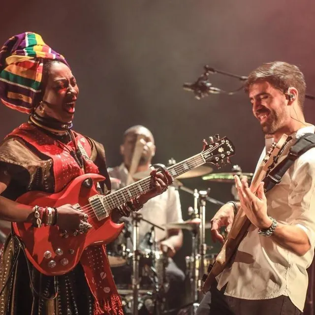 photo guitare entre les mains, fatoumata diawara a montré ses multiples talents, au mans mercredi 2 novembre pour l’ouverture du bebop.  ©  ouest-france