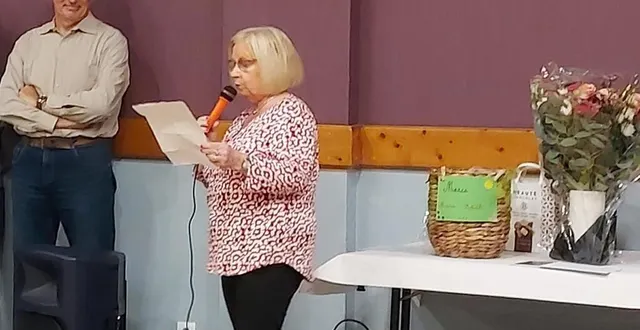 photo  marie-edith thomas a remercié tous les adhérents, professeurs et membres du bureau du smos gym et danse en recevant fleurs et cadeaux de leur part.  &copy;  ouest-france 