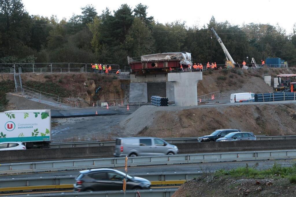 Nantes. Sur Le Périphérique, Un Pont De 120 M De Long Pousse à La Porte ...