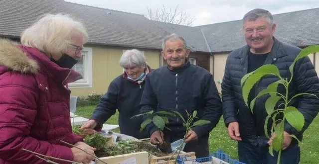 photo  ginette et roger pineau, des bazogiens fidèles au troc plantes ?de l’antonnière.  &copy;  en compagnie d’autres troqueursouest-france 
