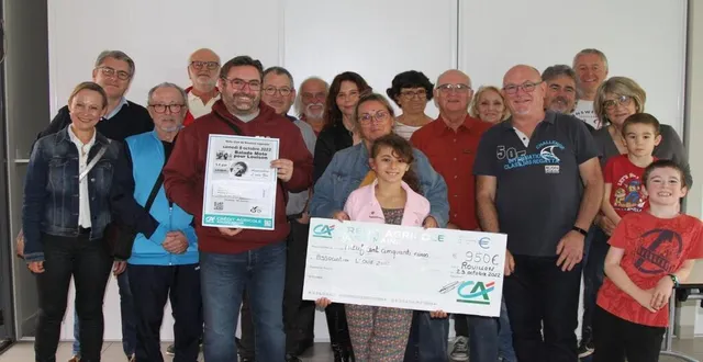 photo  marc gauthier (à droite), président du moto-club, avec les membres du club pour remettre le chèque de 950 € à l’association en faveur de louison (au centre).  &copy;  ouest-france 
