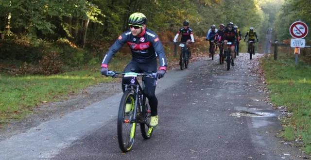 photo  les vététistes ont profité d’une belle journée d’automne pour parcourir le massif forestier de perseigne.  &copy;  ouest-france 