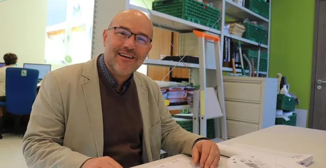 photo  le temps des travaux, dans la mairie de villaines-sous-malicorne, «c’est un peu le camping», s’amuse l’édile laurent hubert.  &copy;  ouest-france 