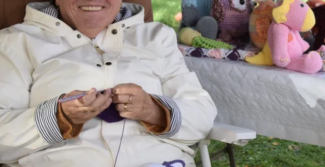 photo  chantal tricote au crochet des jouets.  &copy;  le maine libre 