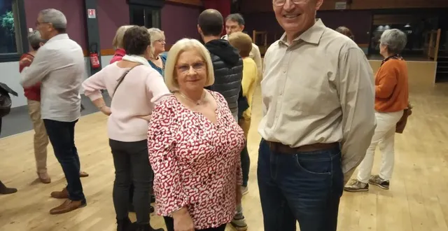 photo  marie-edith thomas et jean-claude lelièvre entourés d’une centaine de convives. 